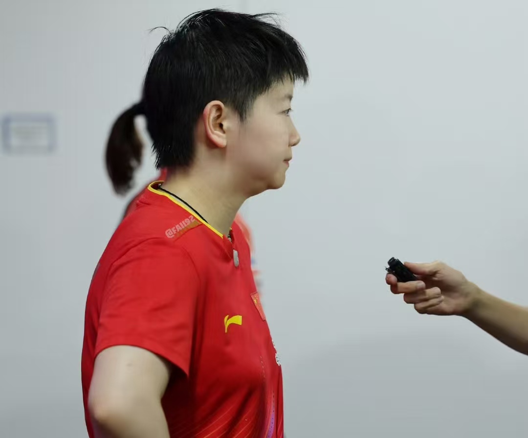 俩人这场球, 说她不光球